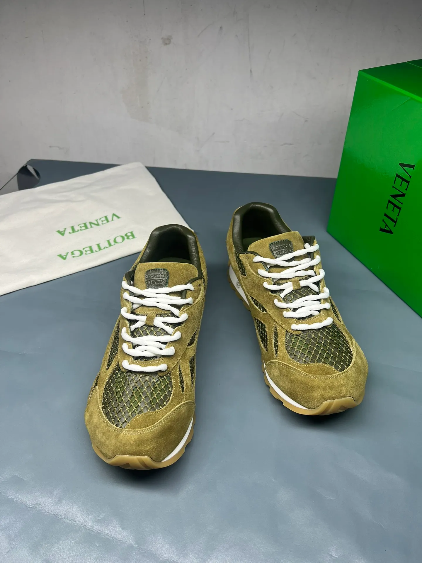 👟👟Ex-factory price 600👟👟 Men's size +10 Real photos 🔥🔥BV Orbit sneakers Wang Yibo's same style couple's dad shoes Runner sneakers, made of lightweight technical mesh fabric. Matched with geometric pattern designed rubber outsole, Wang Zha series high version. Look for the package technology. It is actually a lot taller, but the legs are still slim. Very nice, playable and durable. Matched to the standard💯 Package shoe technology. Look for the high version. The outsole is made of color-blocked TPU outsole. Women's model 35 36 37 38 39 40 41 42 (40 41 42 43 44 45 customized) (Customer logo can be accepted without refund or exchange at a favorable price) Equipped with original packaging